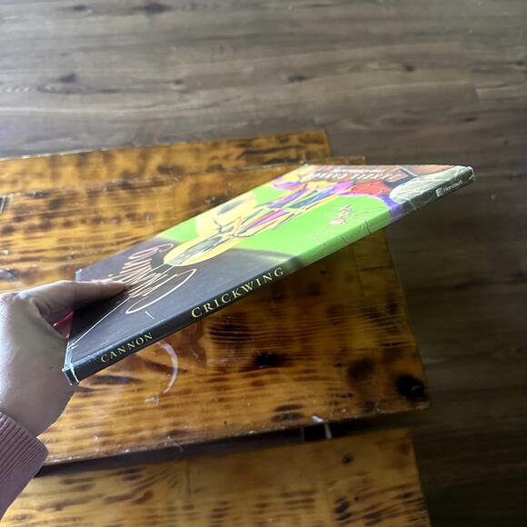 Vintage 2000 Crickwing Paperback Book - Picture 8 of 8